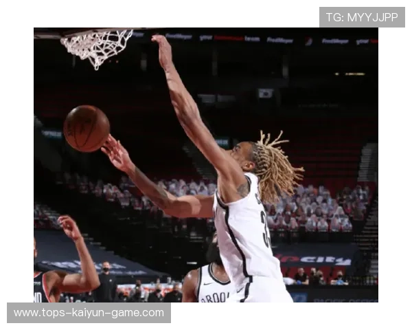 克拉克斯顿篮下连续吞下防守篮板 克拉克斯顿篮下连续吞下防守篮板